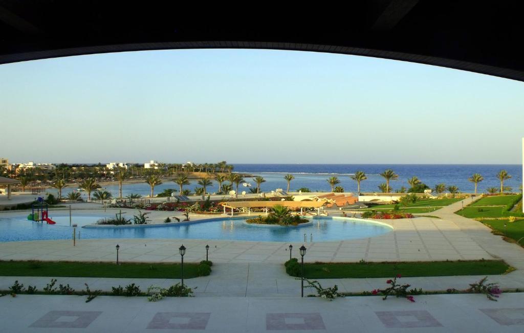 Royal Brayka Beach Resort Abu Dabab Exterior foto